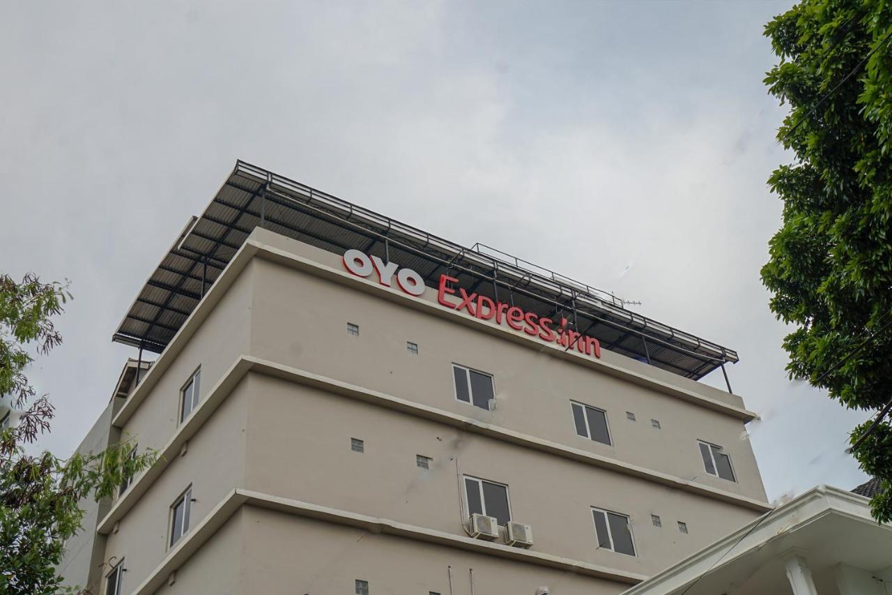 Oyo 616 Express Inn Palembang Zewnętrze zdjęcie