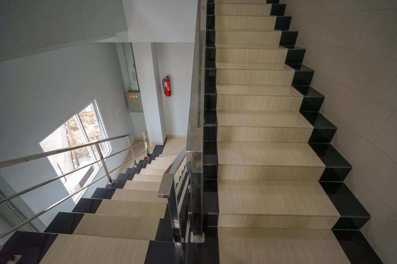 Oyo 616 Express Inn Palembang Zewnętrze zdjęcie