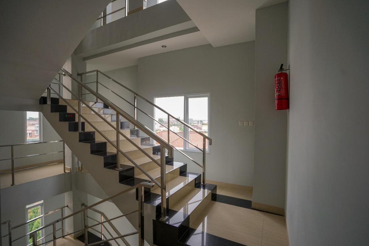Oyo 616 Express Inn Palembang Zewnętrze zdjęcie